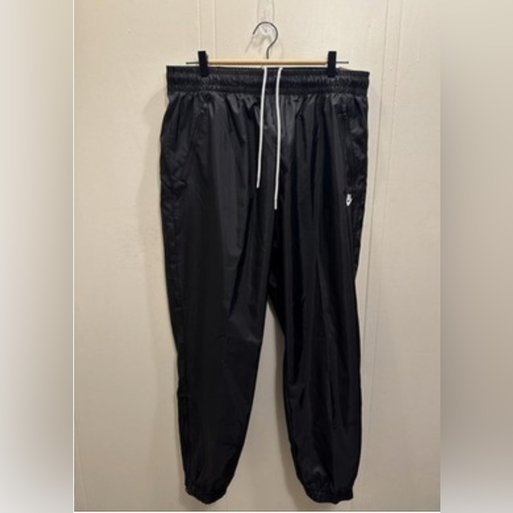 Nike standard fit taper leg regular length Windrunner pants